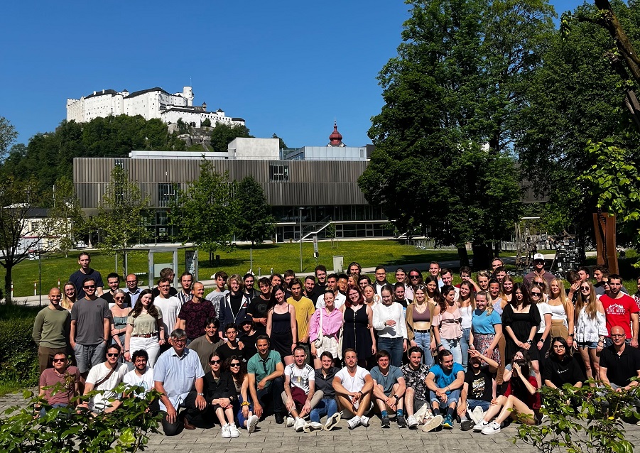 100 Fundraiser und Fundraiserinnen auf Seminarwochenende vor der Salzburger Festung.